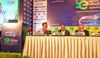 Dr Rishi leading the pandel discussion at the next-gen e-mobility summit '18