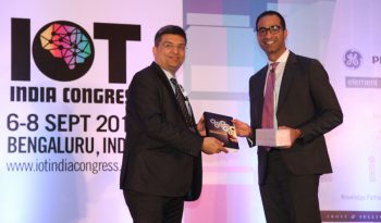 &ldquo;Dr. Rishi gifted Enterprise IoT to Sanjay Brahmawar, Global Head & Managing Partner - Strategic Business Development, IBM Watson Internet of Things&rdquo;